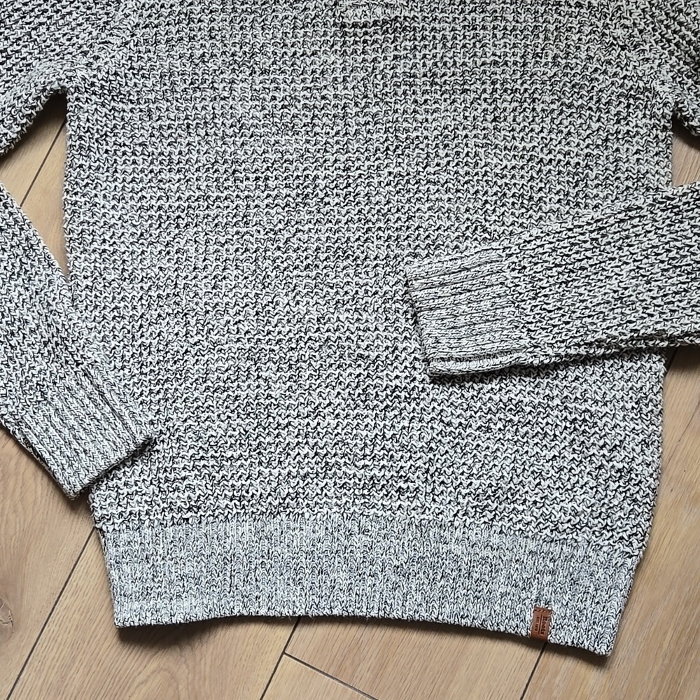 NWT ROOTS Snowy Fox Mock Neck Sweater size S - Picture 3 of 9